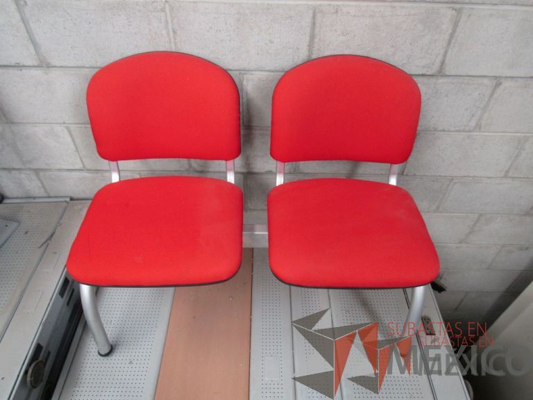 Lote 024 - Banca de espera de 2 plazas, asiento y respaldo en tela color rojo