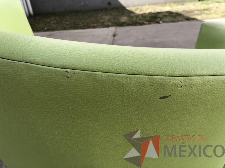 Lote 015 - 4 Sillones de 1 plaza asiento y respaldo en piel color verde - Imagen 9