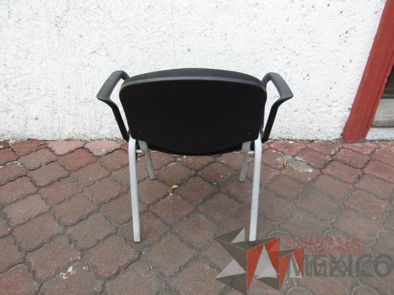 Lote 065 - 2 Sillas fijas, descansabrazos fijo, asiento y respaldo en tela color negro - Imagen 3