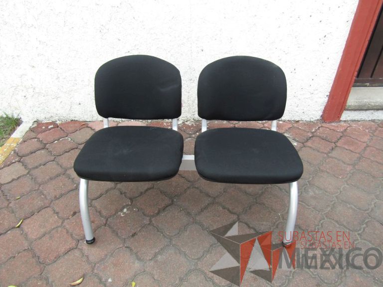 Lote 025 - Banca de espera de 2 plazas, asiento y respaldo en tela color negro