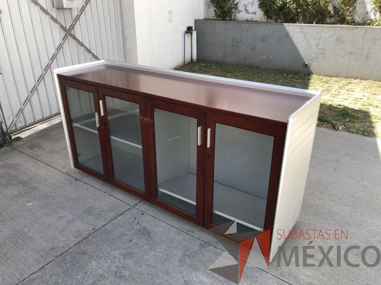Lote 002 - Credenza con 4 puertas y 2 entrepaños - Imagen 2