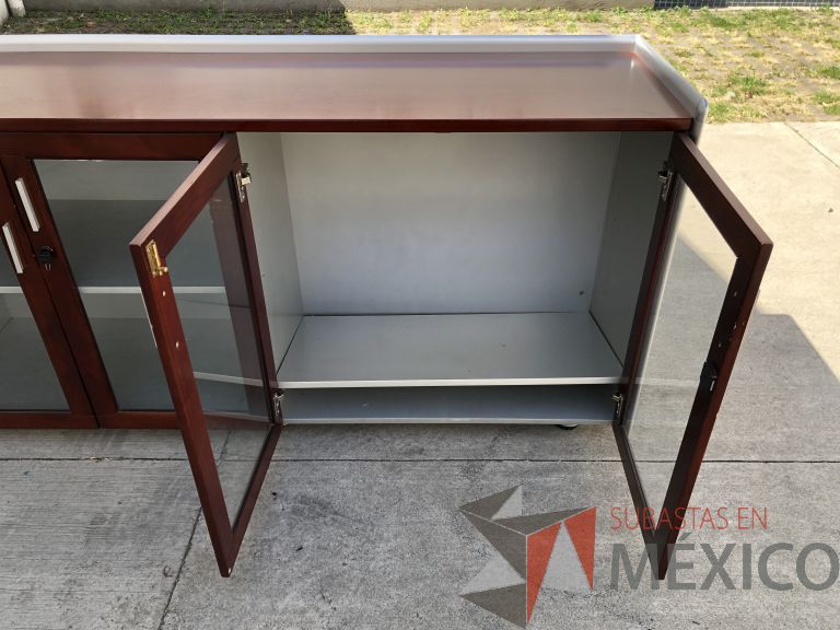 Lote 002 - Credenza con 4 puertas y 2 entrepaños - Imagen 4