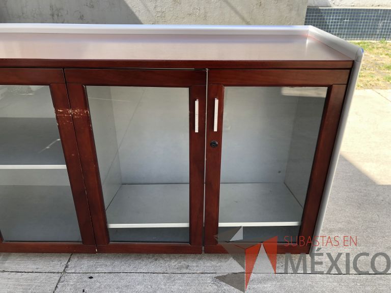 Lote 002 - Credenza con 4 puertas y 2 entrepaños - Imagen 6