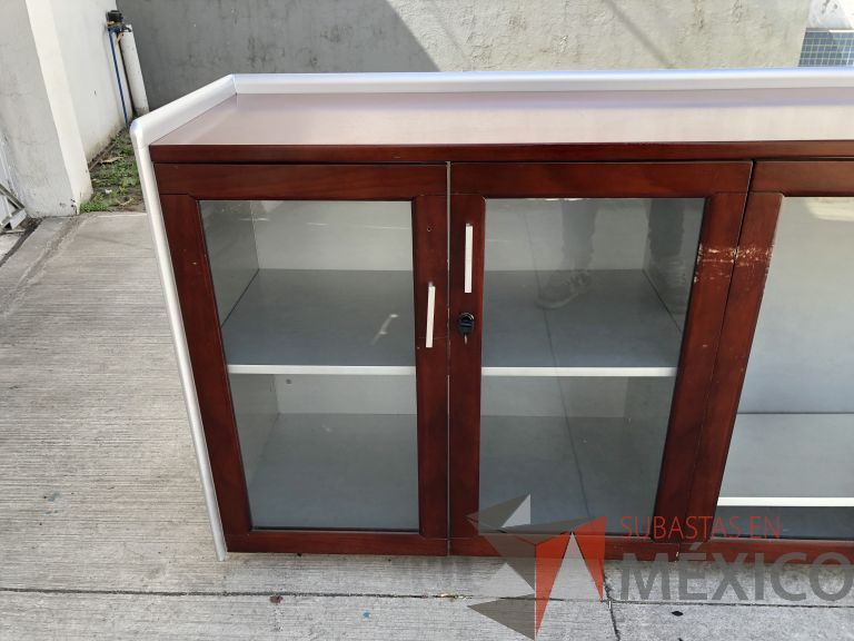 Lote 002 - Credenza con 4 puertas y 2 entrepaños - Imagen 7