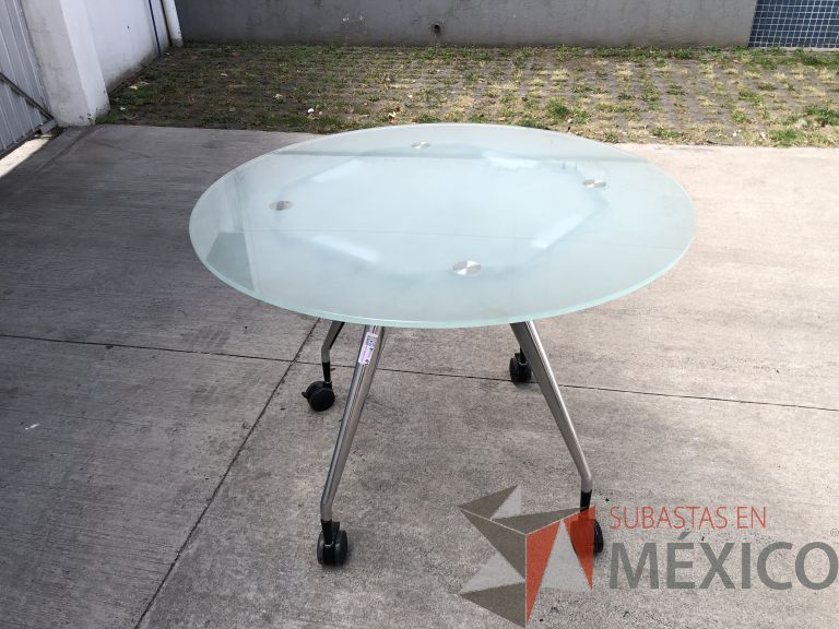 Lote 009 - Mesa redonda con base metálica con ruedas y cubierta de cristal