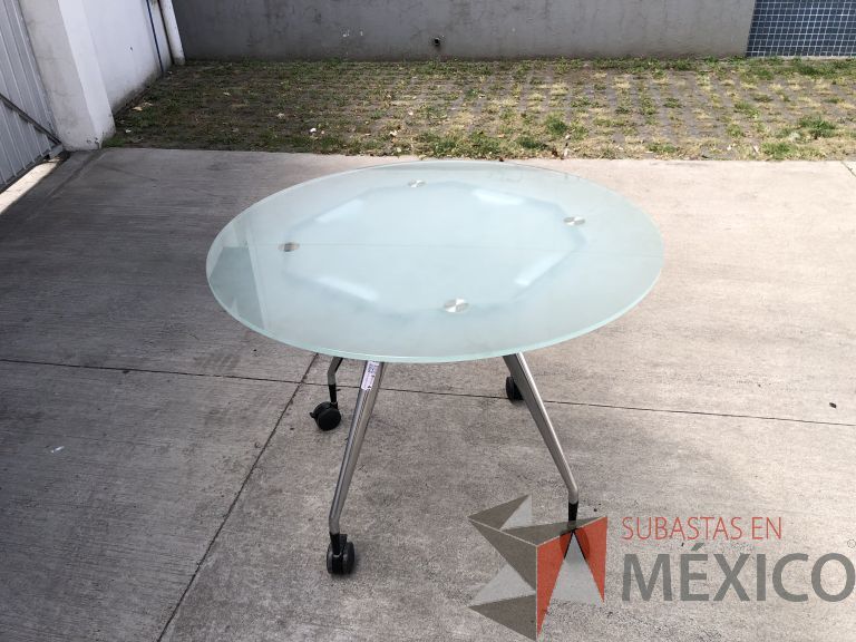Lote 009 - Mesa redonda con base metálica con ruedas y cubierta de cristal - Imagen 2
