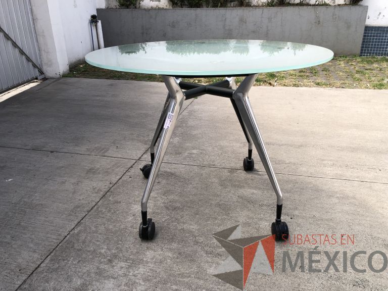 Lote 009 - Mesa redonda con base metálica con ruedas y cubierta de cristal - Imagen 3