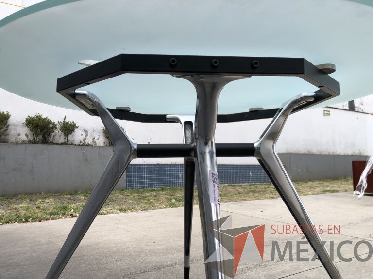 Lote 009 - Mesa redonda con base metálica con ruedas y cubierta de cristal - Imagen 7