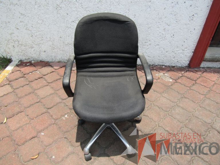 Lote 030 - 5 Sillas operativas con ruedas, descansabrazos fijo, asiento y respaldo en tela color negro