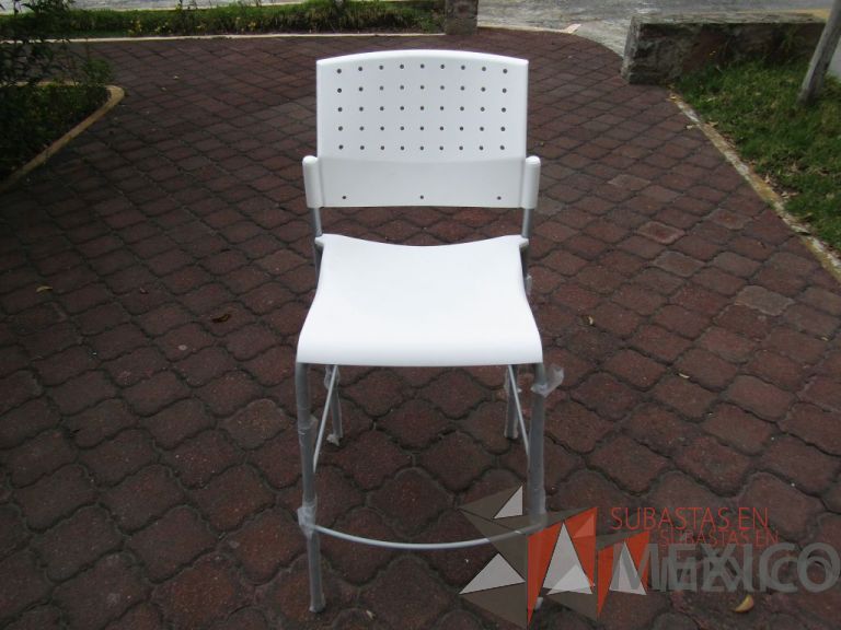 Lote 026 - Banco alto, asiento y respaldo en plástico color blanco