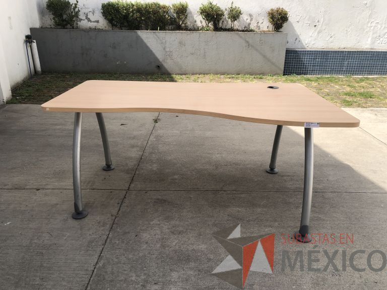Lote 017 - 6 Mesas de trabajo con estructura metálica y cubierta color madera con orificio para cable. Desarmadas - Imagen 2