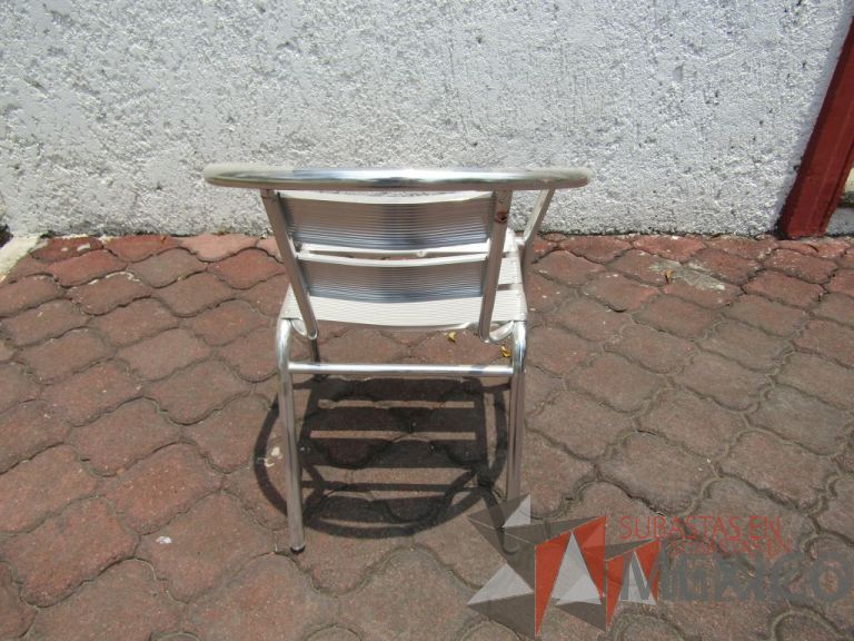 Lote 027 - Silla fija, asiento y respaldo metálico color gris - Imagen 4
