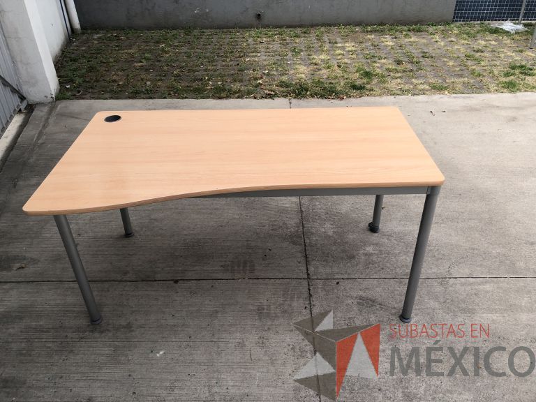 Lote 009 - 4 Mesas de trabajo con estructura metálica y cubierta color madera con orificio para cable. Desarmadas