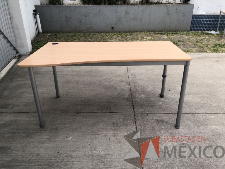 Lote 009 - 4 Mesas de trabajo con estructura metálica y cubierta color madera con orificio para cable. Desarmadas - Imagen 2