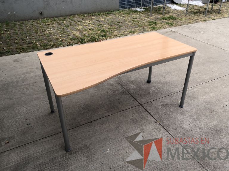 Lote 009 - 4 Mesas de trabajo con estructura metálica y cubierta color madera con orificio para cable. Desarmadas - Imagen 3