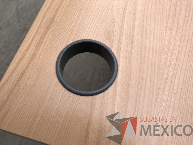 Lote 009 - 4 Mesas de trabajo con estructura metálica y cubierta color madera con orificio para cable. Desarmadas - Imagen 5