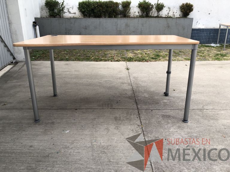 Lote 009 - 4 Mesas de trabajo con estructura metálica y cubierta color madera con orificio para cable. Desarmadas - Imagen 6