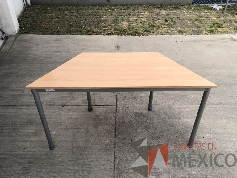 Lote 019 - Mesa de trabajo con estructura metálica y cubierta color madera