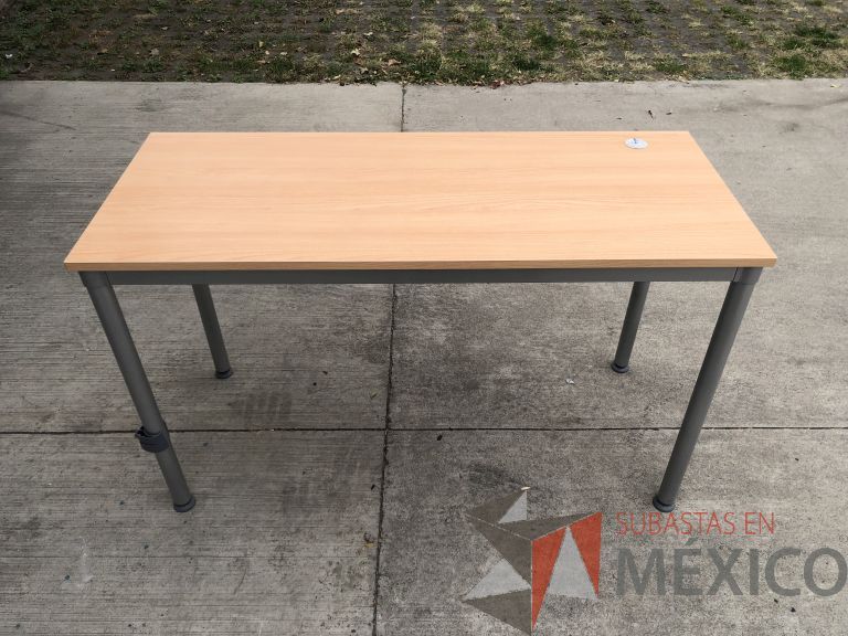 Lote 084 - 2 Mesas de trabajo con estructura metálica y cubierta color madera. Desarmadas