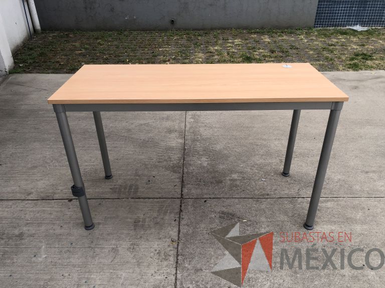 Lote 084 - 2 Mesas de trabajo con estructura metálica y cubierta color madera. Desarmadas - Imagen 2