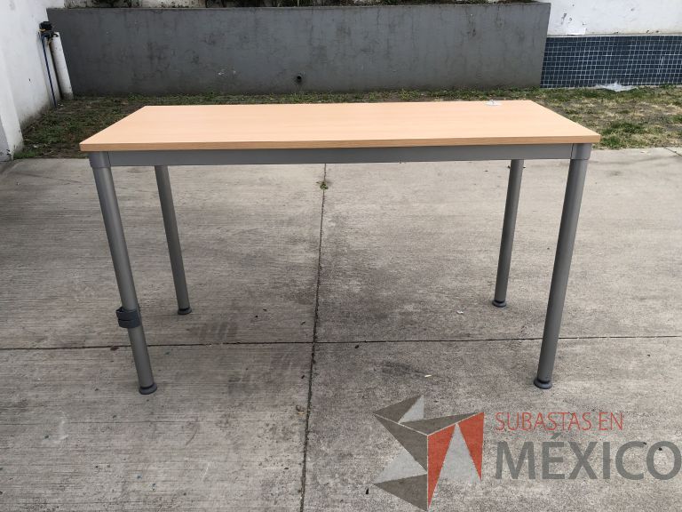 Lote 084 - 2 Mesas de trabajo con estructura metálica y cubierta color madera. Desarmadas - Imagen 3