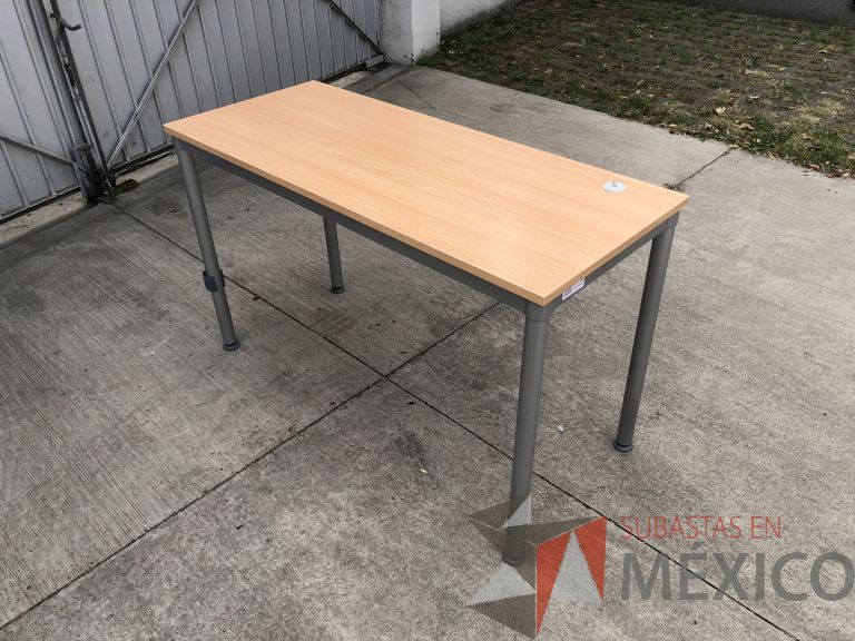Lote 084 - 2 Mesas de trabajo con estructura metálica y cubierta color madera. Desarmadas - Imagen 4