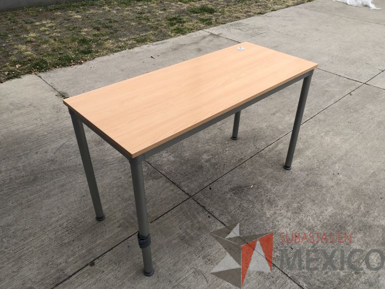 Lote 084 - 2 Mesas de trabajo con estructura metálica y cubierta color madera. Desarmadas - Imagen 5