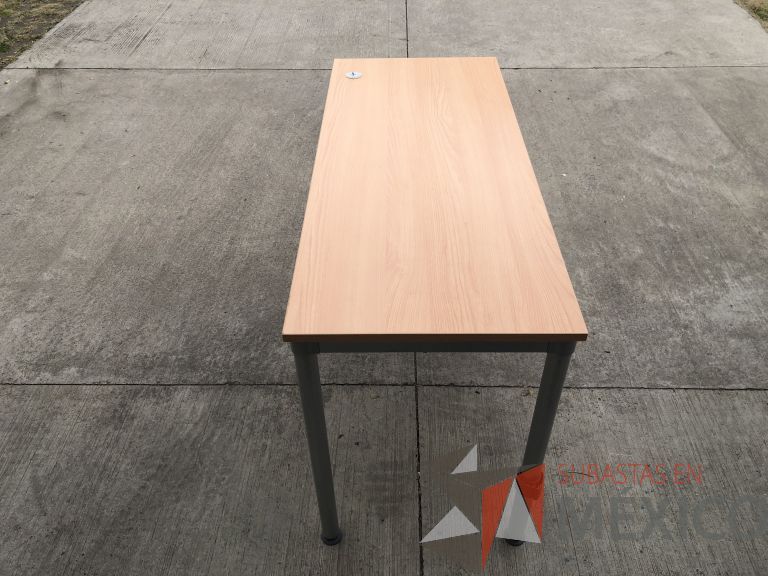 Lote 084 - 2 Mesas de trabajo con estructura metálica y cubierta color madera. Desarmadas - Imagen 6