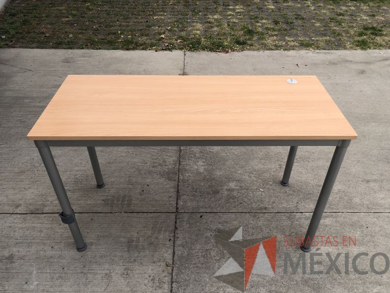 Lote 084 - 2 Mesas de trabajo con estructura metálica y cubierta color madera. Desarmadas - Imagen 7