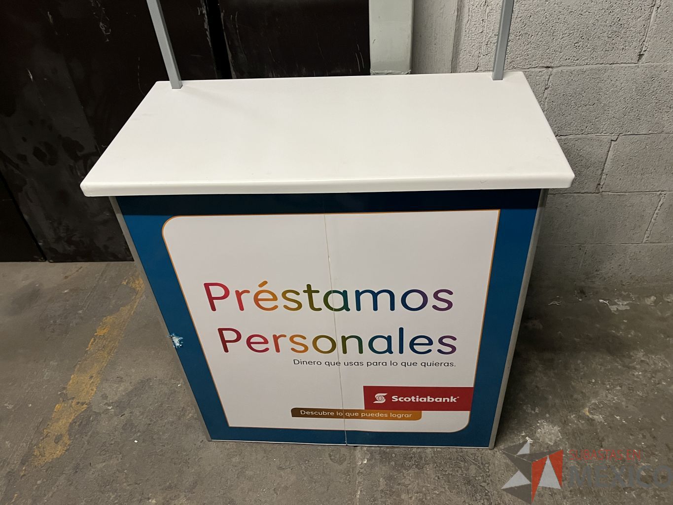Lote 048 - 3 Stand publicitarios plegables, 4 Banners publicitarios roll up y 11 Banners publicitarios portátiles - Imagen 2