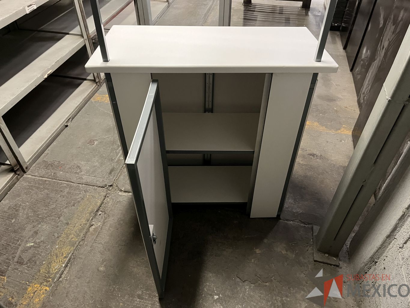 Lote 048 - 3 Stand publicitarios plegables, 4 Banners publicitarios roll up y 11 Banners publicitarios portátiles - Imagen 6