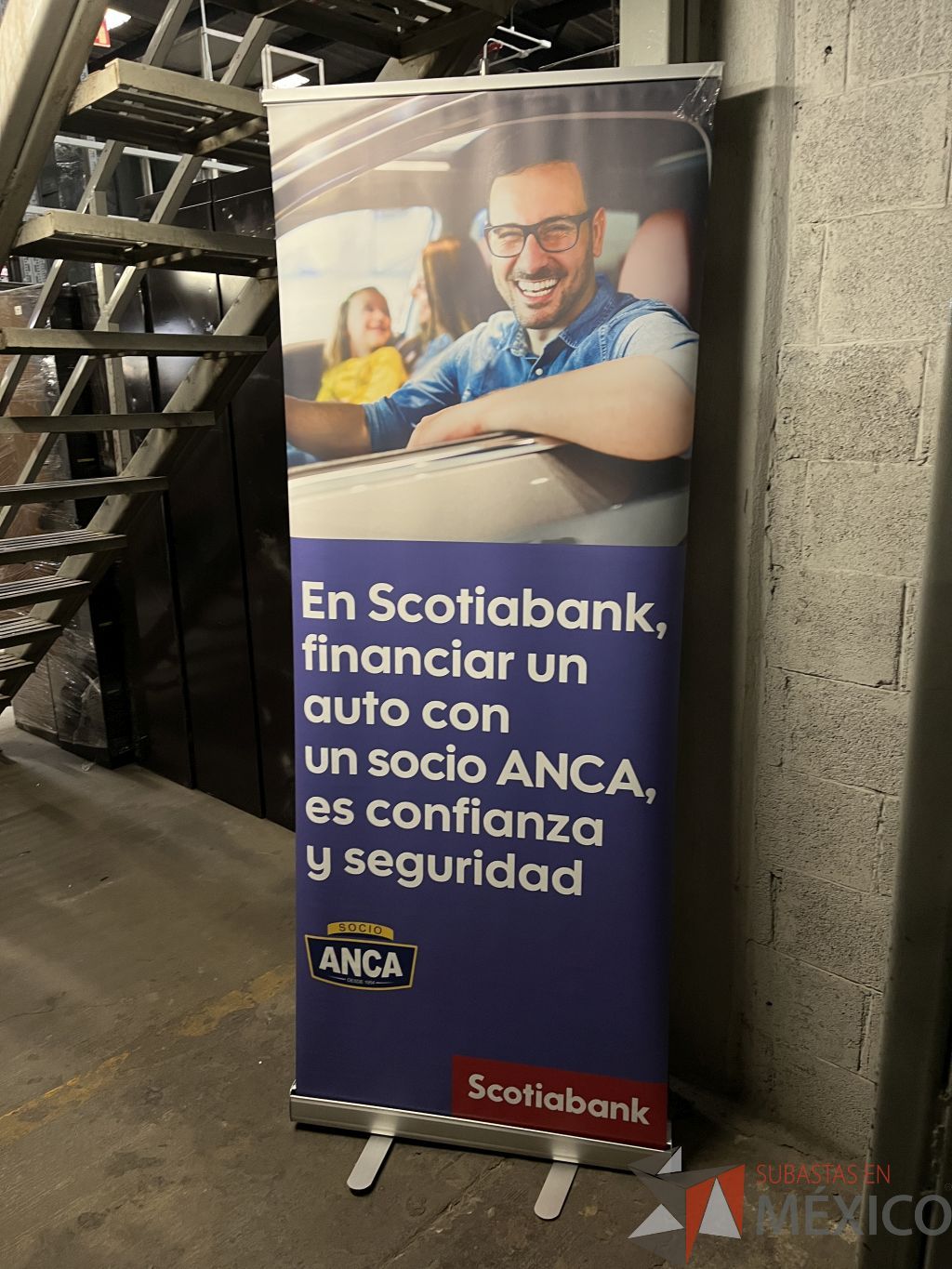 Lote 048 - 3 Stand publicitarios plegables, 4 Banners publicitarios roll up y 11 Banners publicitarios portátiles - Imagen 7
