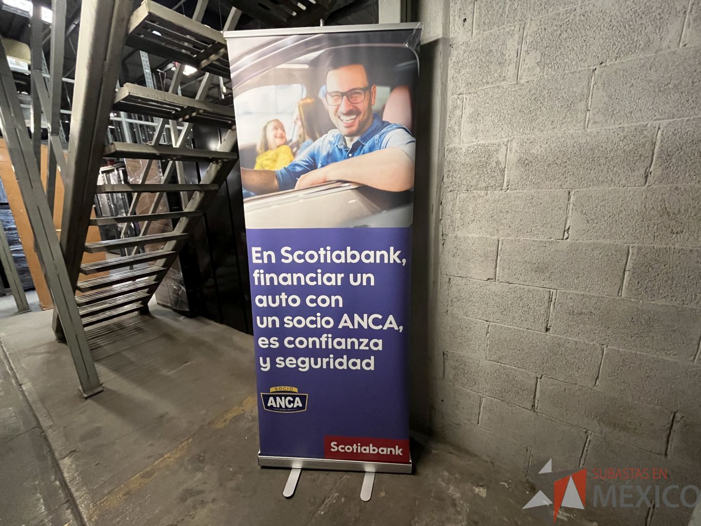 Lote 048 - 3 Stand publicitarios plegables, 4 Banners publicitarios roll up y 11 Banners publicitarios portátiles - Imagen 8