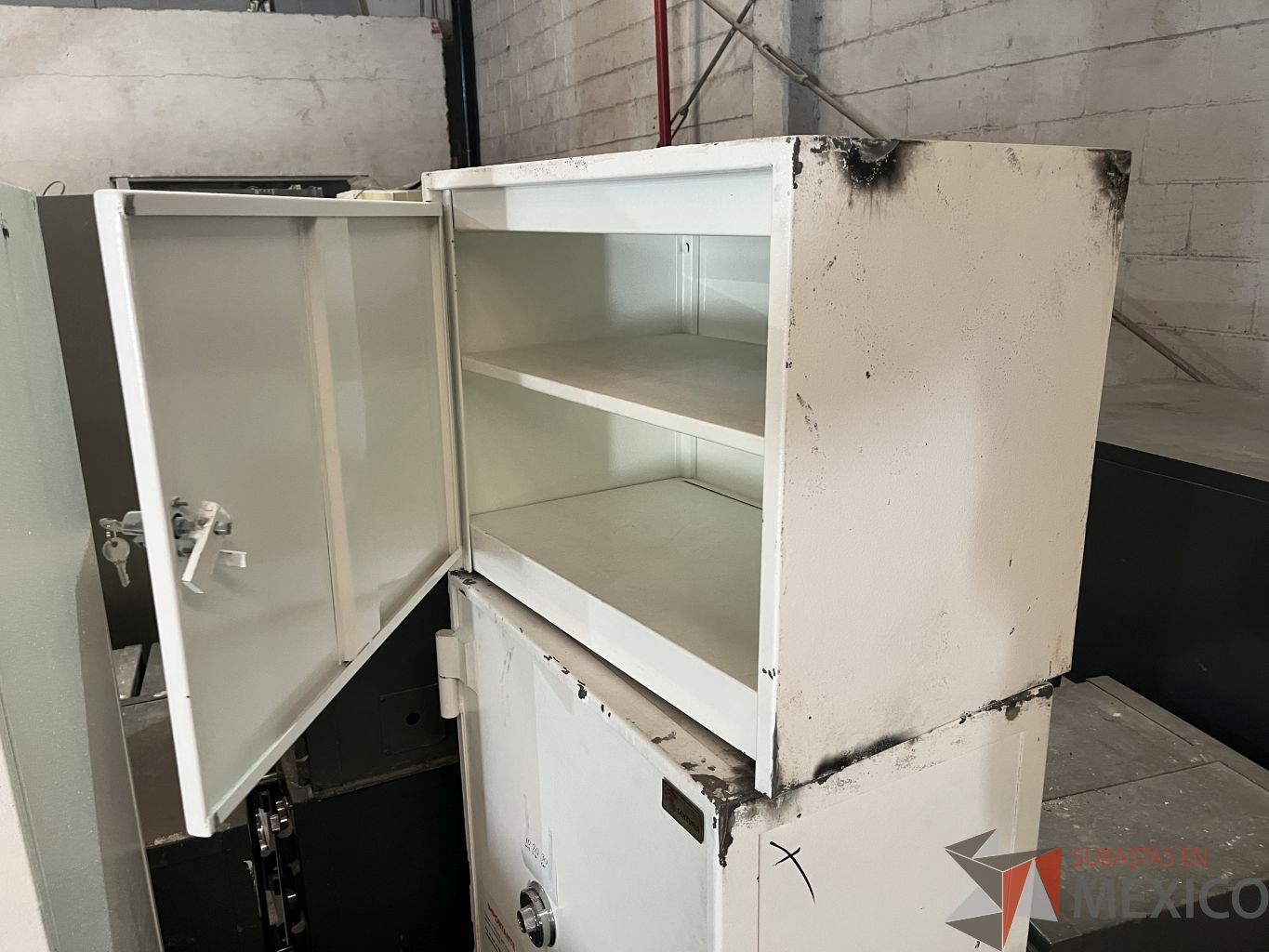 Lote 033 - 7 Gabinetes metálicos, 25 Archiveros metálicos y 75 porta poster - Imagen 22