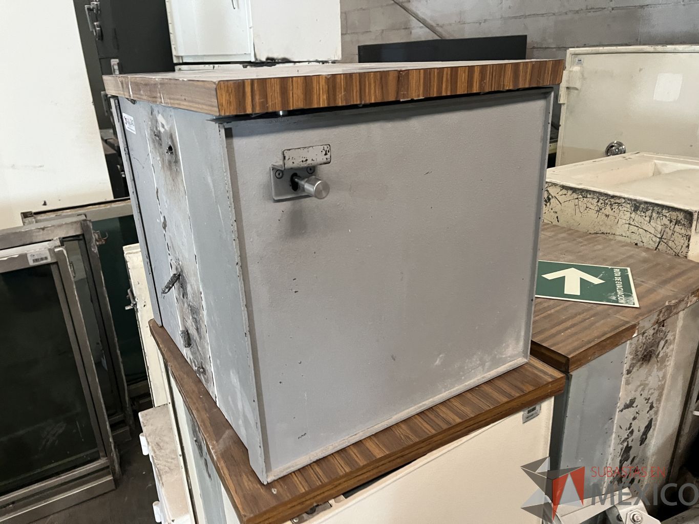 Lote 001 - 9 Gabinetes metálicos para traslado de valores - Imagen 8