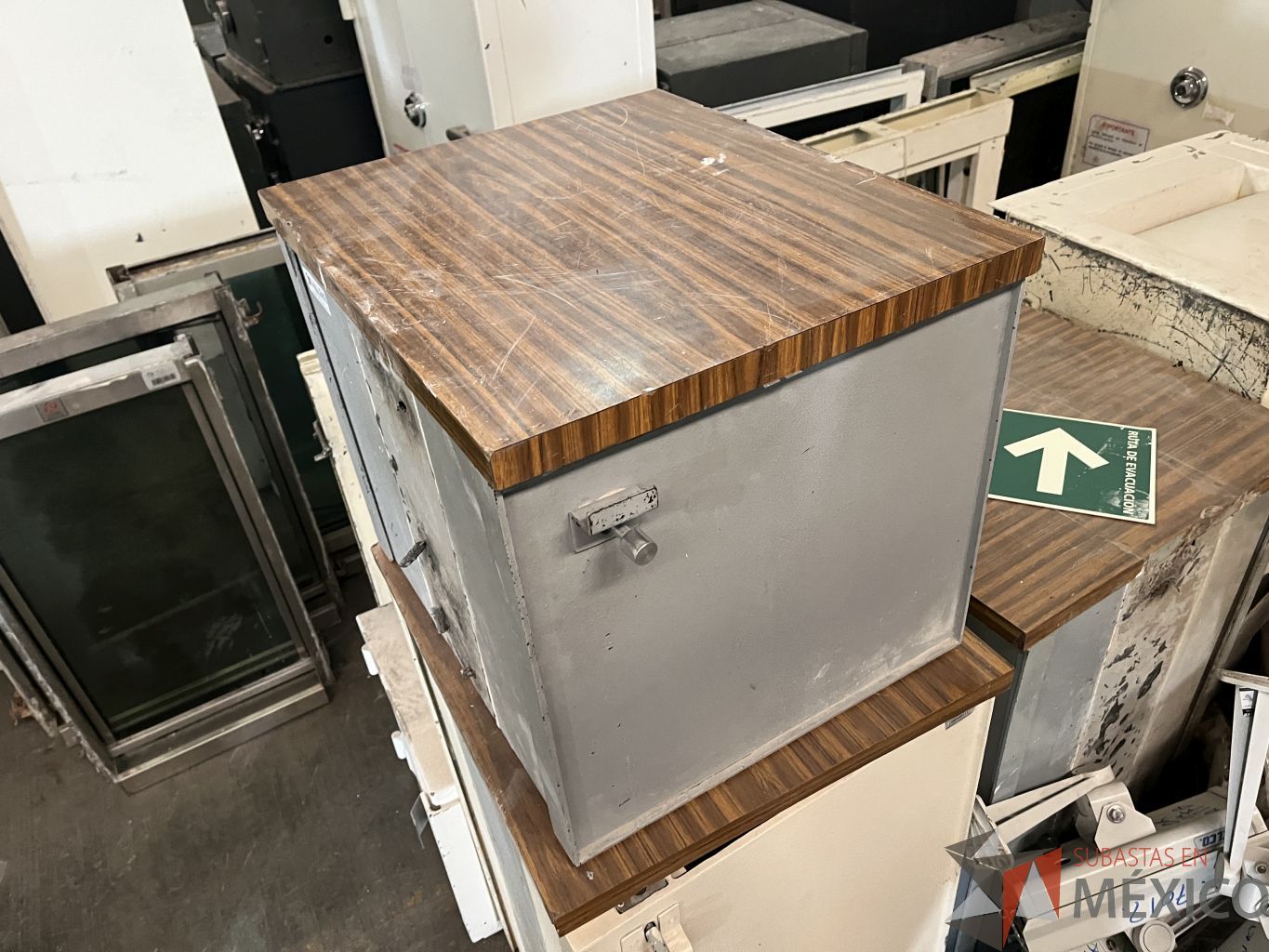 Lote 001 - 9 Gabinetes metálicos para traslado de valores - Imagen 9
