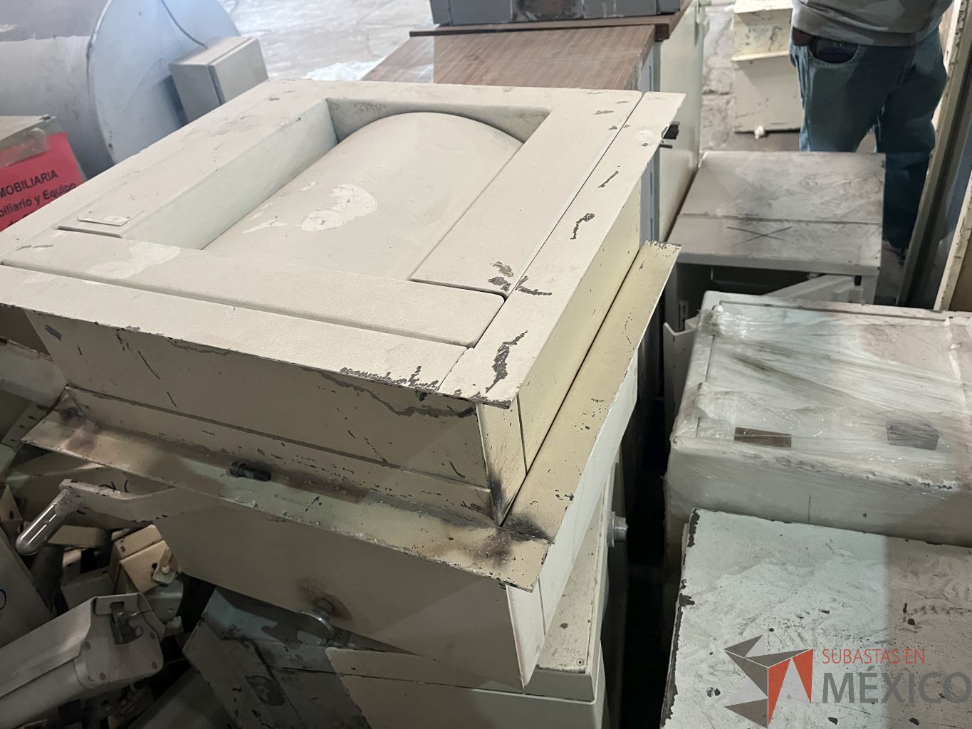 Lote 001 - 9 Gabinetes metálicos para traslado de valores - Imagen 14
