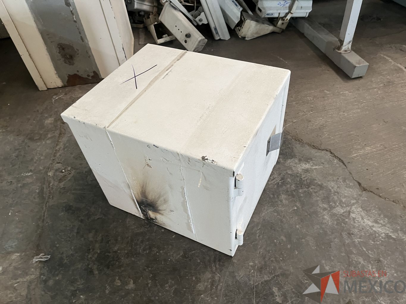Lote 001 - 9 Gabinetes metálicos para traslado de valores - Imagen 15