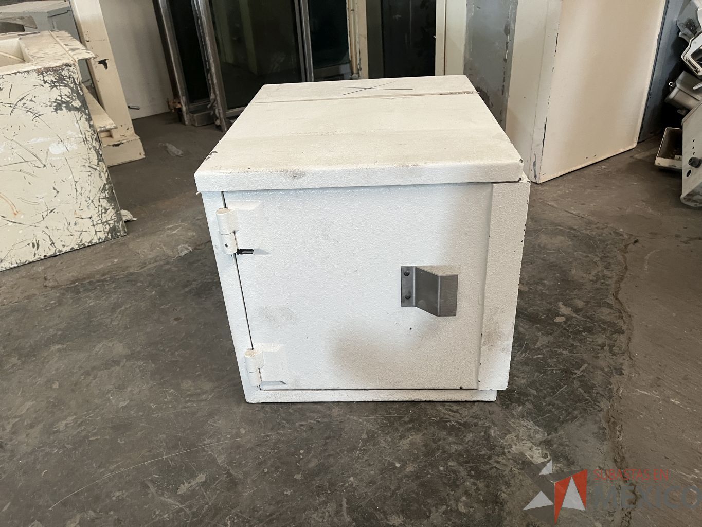 Lote 001 - 9 Gabinetes metálicos para traslado de valores - Imagen 6