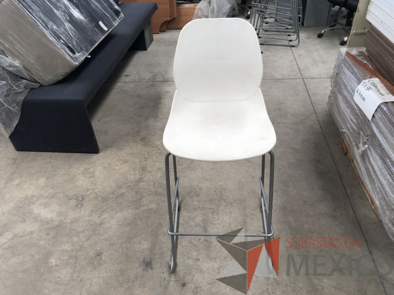 Lote 046 - 3 Sillas fija, con descansa pies, asiento y respaldo en plástico color blanco