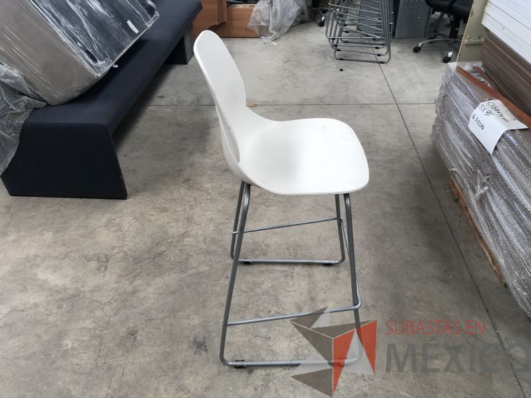Lote 046 - 3 Sillas fija, con descansa pies, asiento y respaldo en plástico color blanco - Imagen 5