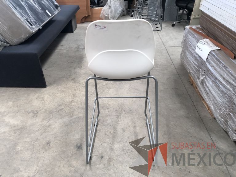 Lote 046 - 3 Sillas fija, con descansa pies, asiento y respaldo en plástico color blanco - Imagen 3