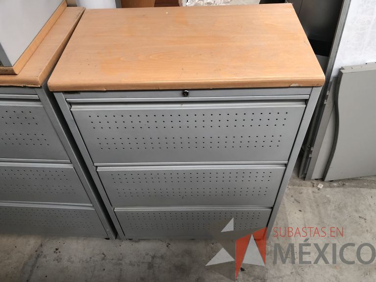 Lote 071 - Archivero horizontal metálico de 3 cajones con cubierta color madera - Imagen 3