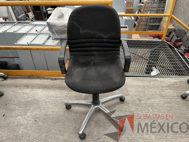 Lote 033 - 5 Sillas operativas con ruedas, descansa brazos, asiento y respaldo en tela color negro