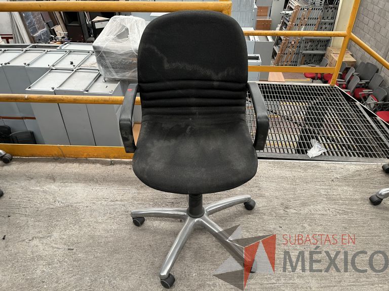 Lote 033 - 5 Sillas operativas con ruedas, descansa brazos, asiento y respaldo en tela color negro - Imagen 6