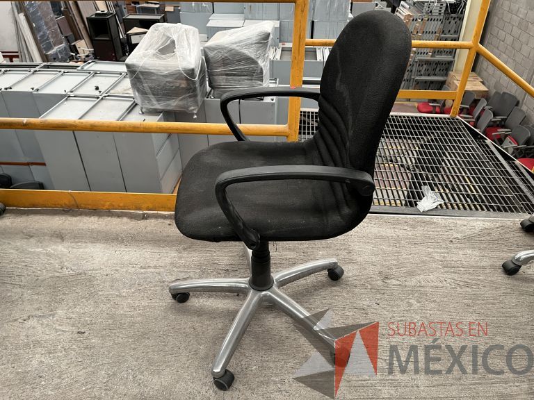 Lote 033 - 5 Sillas operativas con ruedas, descansa brazos, asiento y respaldo en tela color negro - Imagen 5