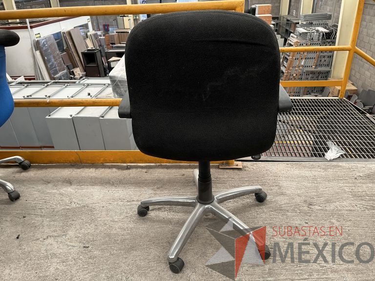 Lote 033 - 5 Sillas operativas con ruedas, descansa brazos, asiento y respaldo en tela color negro - Imagen 4
