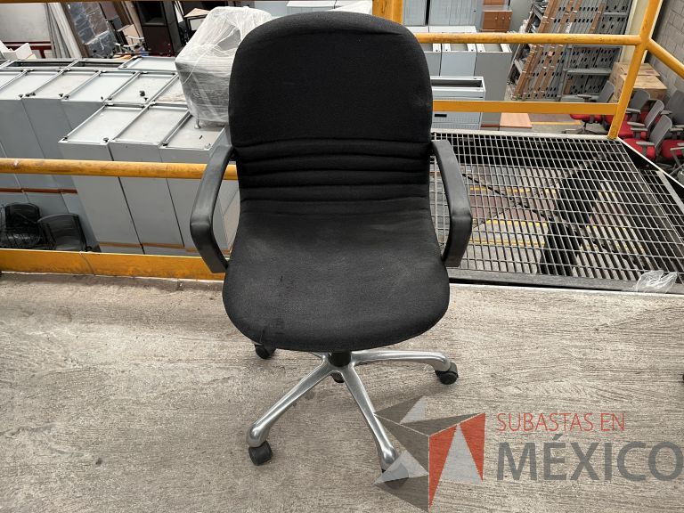Lote 033 - 5 Sillas operativas con ruedas, descansa brazos, asiento y respaldo en tela color negro - Imagen 3