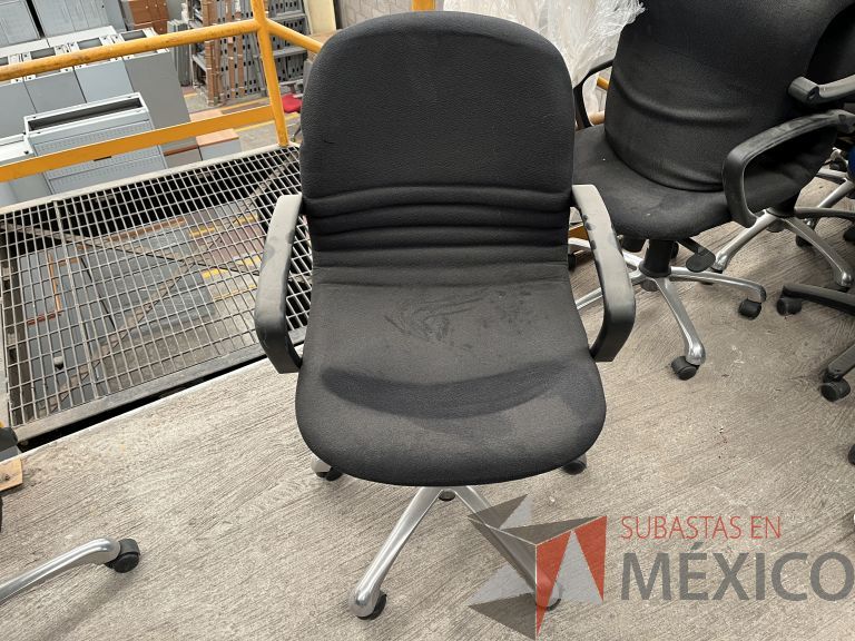 Lote 033 - 5 Sillas operativas con ruedas, descansa brazos, asiento y respaldo en tela color negro - Imagen 2