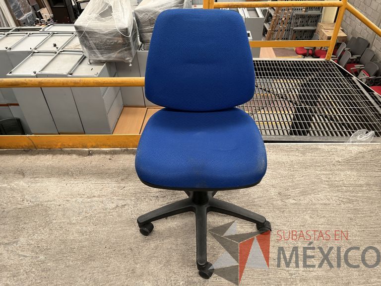 Lote 049 - 5 Sillas secretariales con ruedas, asiento y respaldo en tela color azul